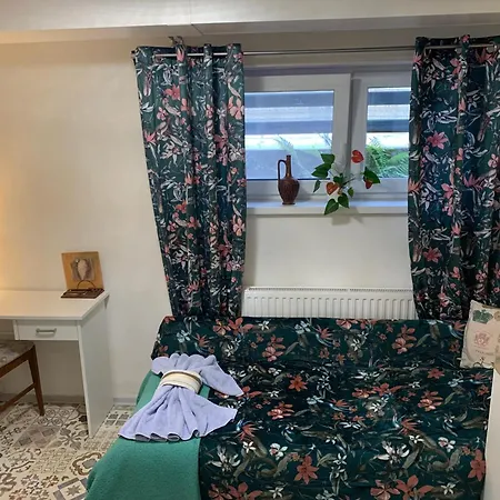 Samostatné Family V Suteréne S Terasou A Záhradou