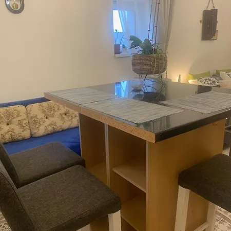 Samostatné Family V Suteréne S Terasou A Záhradou *