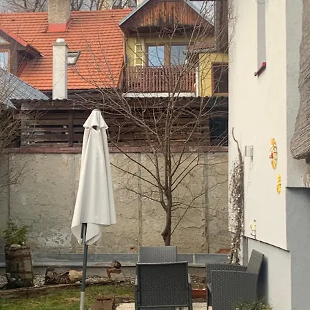 Samostatné Family V Suteréne S Terasou A Záhradou Slovenska Lupca